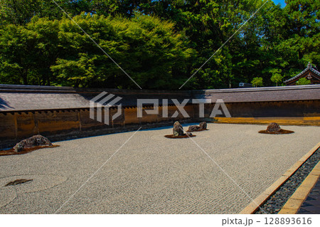 【京都風景】龍安寺 謎多き七五三の石庭 【京都風景】龍安寺 謎多き七五三の石庭 128893616