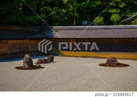 【京都風景】龍安寺 謎多き七五三の石庭 【京都風景】龍安寺 謎多き七五三の石庭 128893617
