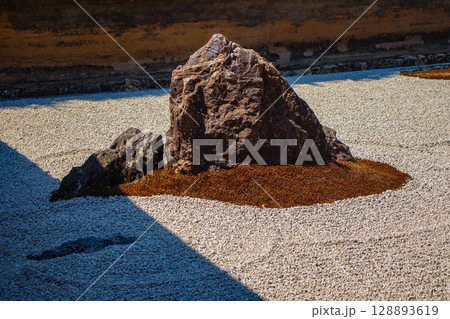 【京都風景】龍安寺 謎多き七五三の石庭 【京都風景】龍安寺 謎多き七五三の石庭 128893619