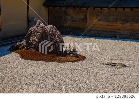 【京都風景】龍安寺　謎多き七五三の石庭 128893620