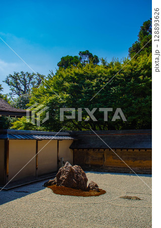 【京都風景】龍安寺　謎多き七五三の石庭 128893626