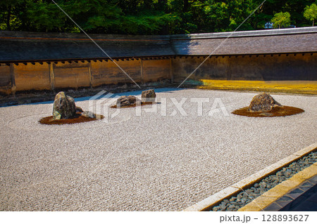 【京都風景】龍安寺　謎多き七五三の石庭 128893627