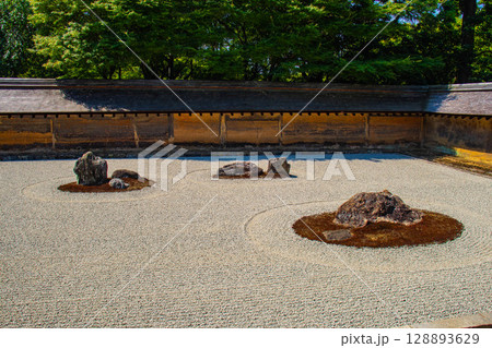 【京都風景】龍安寺　謎多き七五三の石庭 128893629