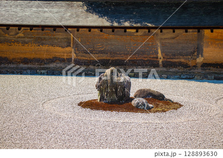 【京都風景】龍安寺　謎多き七五三の石庭 128893630