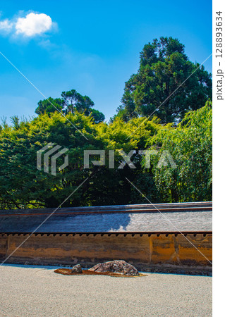 【京都風景】龍安寺 謎多き七五三の石庭 【京都風景】龍安寺 謎多き七五三の石庭 128893634