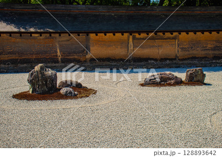 【京都風景】龍安寺　謎多き七五三の石庭 128893642