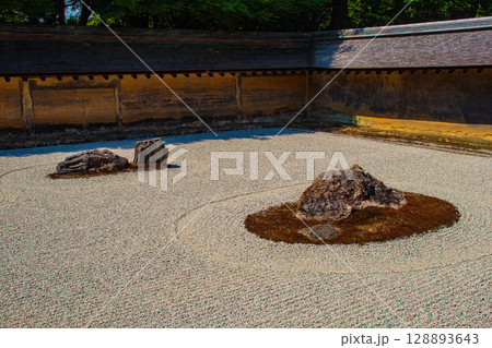 【京都風景】龍安寺　謎多き七五三の石庭 128893643