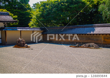 【京都風景】龍安寺 謎多き七五三の石庭 【京都風景】龍安寺 謎多き七五三の石庭 128893644