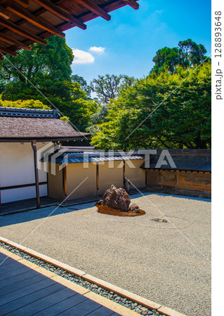 【京都風景】龍安寺 謎多き七五三の石庭 【京都風景】龍安寺 謎多き七五三の石庭 128893648