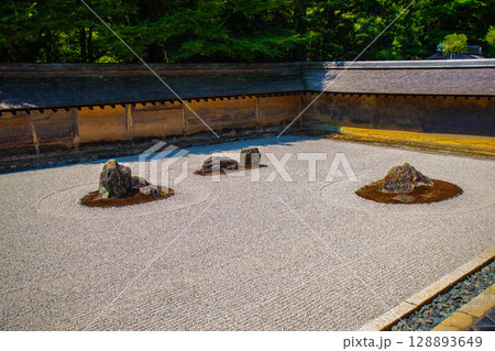 【京都風景】龍安寺　謎多き七五三の石庭 128893649