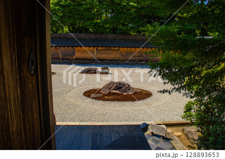 【京都風景】龍安寺　謎多き七五三の石庭 128893653