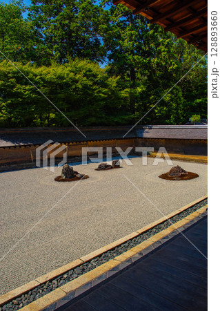 【京都風景】龍安寺　謎多き七五三の石庭 128893660