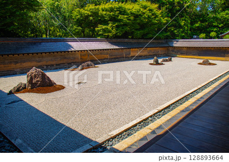 【京都風景】龍安寺　謎多き七五三の石庭 128893664