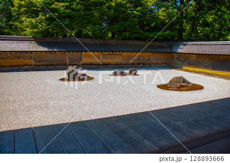 【京都風景】龍安寺　謎多き七五三の石庭 128893666