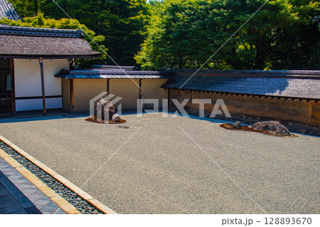 【京都風景】龍安寺 謎多き七五三の石庭 【京都風景】龍安寺 謎多き七五三の石庭 128893670