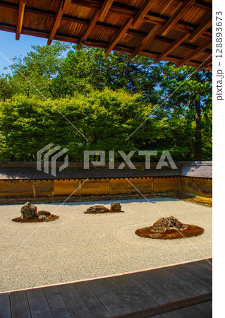 【京都風景】龍安寺 謎多き七五三の石庭 【京都風景】龍安寺 謎多き七五三の石庭 128893673
