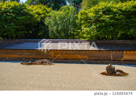 【京都風景】龍安寺　謎多き七五三の石庭 128893674