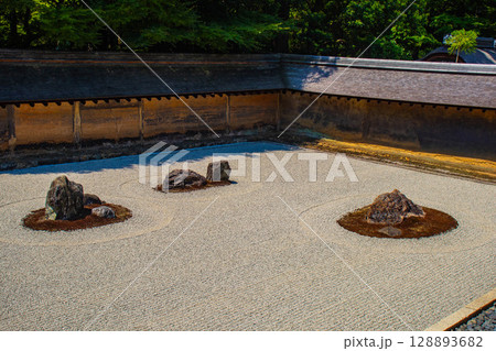【京都風景】龍安寺 謎多き七五三の石庭 【京都風景】龍安寺 謎多き七五三の石庭 128893682