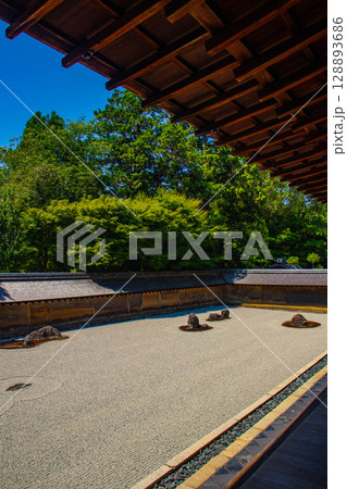 【京都風景】龍安寺　謎多き七五三の石庭 128893686