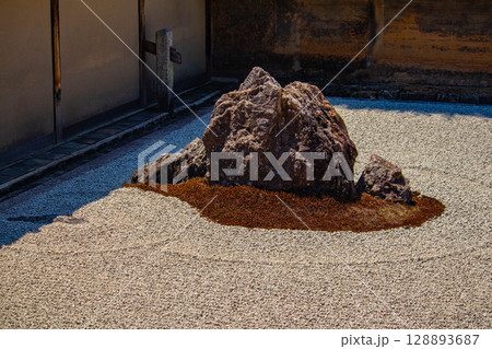 【京都風景】龍安寺　謎多き七五三の石庭 128893687