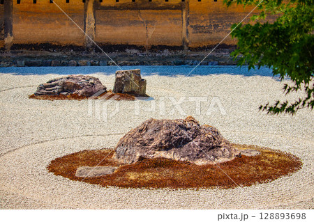 【京都風景】龍安寺　謎多き七五三の石庭 128893698