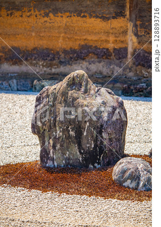 【京都風景】龍安寺 謎多き七五三の石庭 【京都風景】龍安寺 謎多き七五三の石庭 128893716