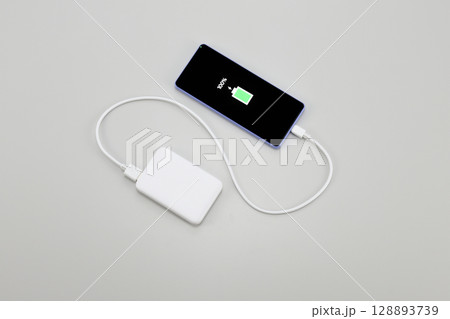 モバイルバッテリーでスマホの充電 128893739