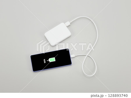 モバイルバッテリーでスマホの充電 128893740