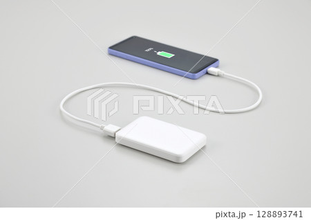 モバイルバッテリーでスマホの充電 128893741