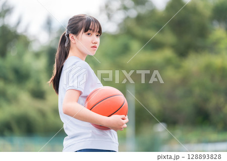 体操服,運動服を着てバスケットボールを持つ小学生,中学生,高校生の女の子,子供 128893828