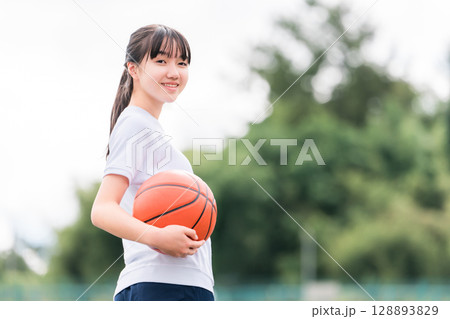 体操服,運動服を着てバスケットボールを持つ小学生,中学生,高校生の女の子,子供 体操服,運動服を着てバスケットボールを持つ小学生,中学生,高校生の女の子,子供 128893829