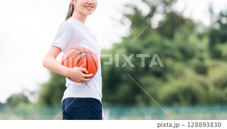 体操服,運動服を着てバスケットボールを持つ小学生,中学生,高校生の女の子,子供 128893830