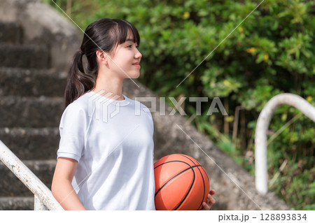 体操服,運動服を着てバスケットボールを持つ小学生,中学生,高校生の女の子,子供 体操服,運動服を着てバスケットボールを持つ小学生,中学生,高校生の女の子,子供 128893834