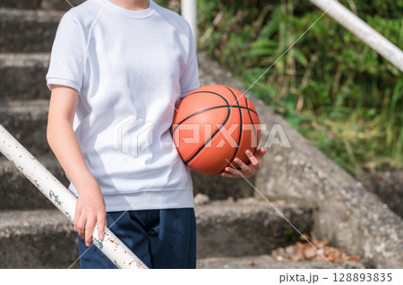 体操服,運動服を着てバスケットボールを持つ小学生,中学生,高校生の女の子,子供 体操服,運動服を着てバスケットボールを持つ小学生,中学生,高校生の女の子,子供 128893835
