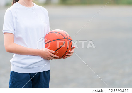 体操服,運動服を着てバスケットボールを持つ小学生,中学生,高校生の女の子,子供 128893836