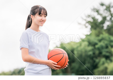 体操服,運動服を着てバスケットボールを持つ小学生,中学生,高校生の女の子,子供 体操服,運動服を着てバスケットボールを持つ小学生,中学生,高校生の女の子,子供 128893837