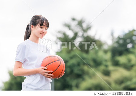 体操服,運動服を着てバスケットボールを持つ小学生,中学生,高校生の女の子,子供 128893838