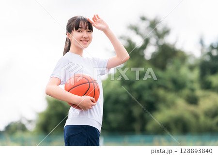 体操服,運動服を着てバスケットボールを持つ小学生,中学生,高校生の女の子,子供 体操服,運動服を着てバスケットボールを持つ小学生,中学生,高校生の女の子,子供 128893840