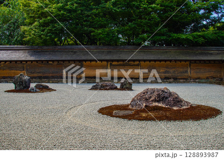 【京都風景】龍安寺　謎多き七五三の石庭 128893987
