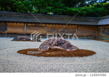 【京都風景】龍安寺　謎多き七五三の石庭 128893988