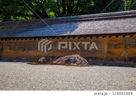 【京都風景】龍安寺 謎多き七五三の石庭 【京都風景】龍安寺 謎多き七五三の石庭 128893989