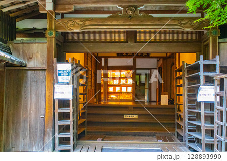 【京都風景】龍安寺　謎多き七五三の石庭 128893990