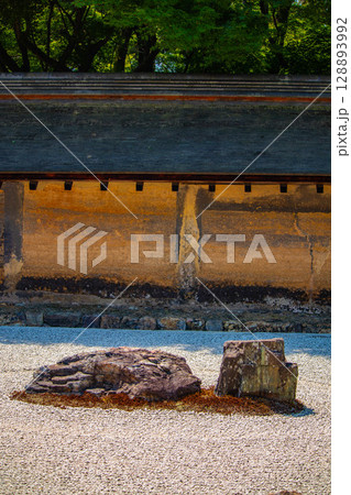 【京都風景】龍安寺　謎多き七五三の石庭 128893992