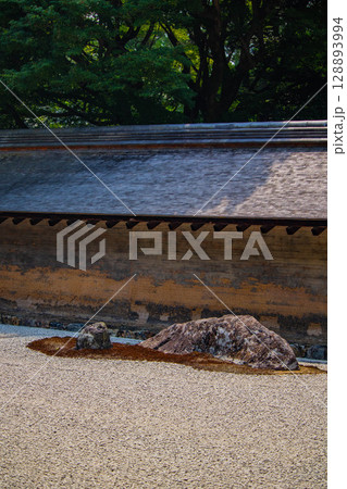 【京都風景】龍安寺　謎多き七五三の石庭 128893994