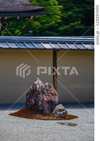 【京都風景】龍安寺　謎多き七五三の石庭 128893995