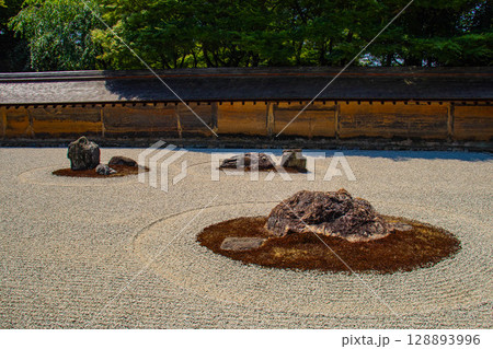 【京都風景】龍安寺 謎多き七五三の石庭 【京都風景】龍安寺 謎多き七五三の石庭 128893996
