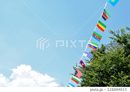 猛暑の夏空をバックにはためく万国旗 猛暑の夏空をバックにはためく万国旗 128894013