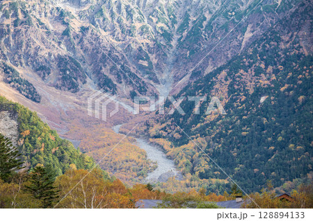 「長野県」秋の上高地の風景 「長野県」秋の上高地の風景 128894133