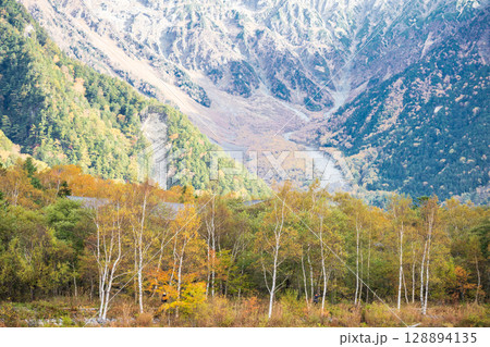 「長野県」秋の上高地の風景 128894135
