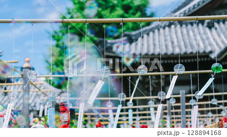 奈良のおふさ観音の美しい風鈴 128894168